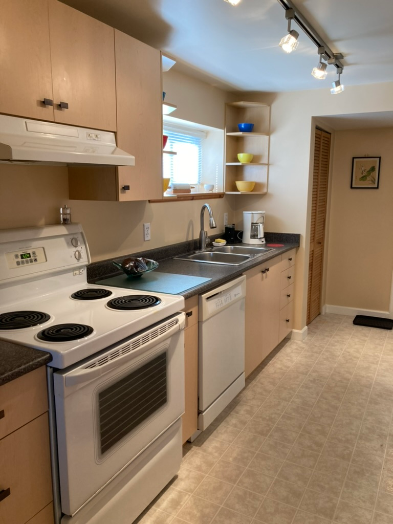 Pine Suite kitchen by Harbour Kitchens